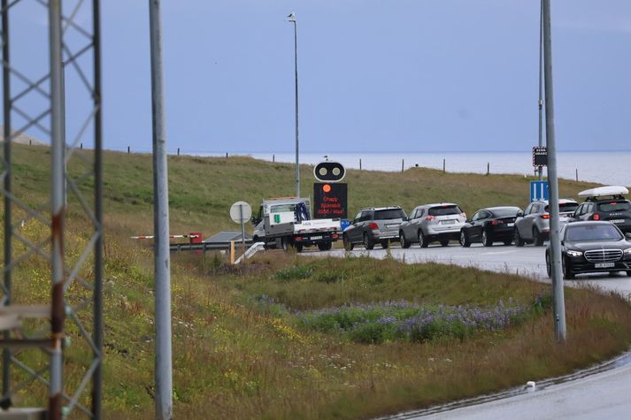 Biðröð hefyr myndast við gangnamunna vegna lokunarinnar.