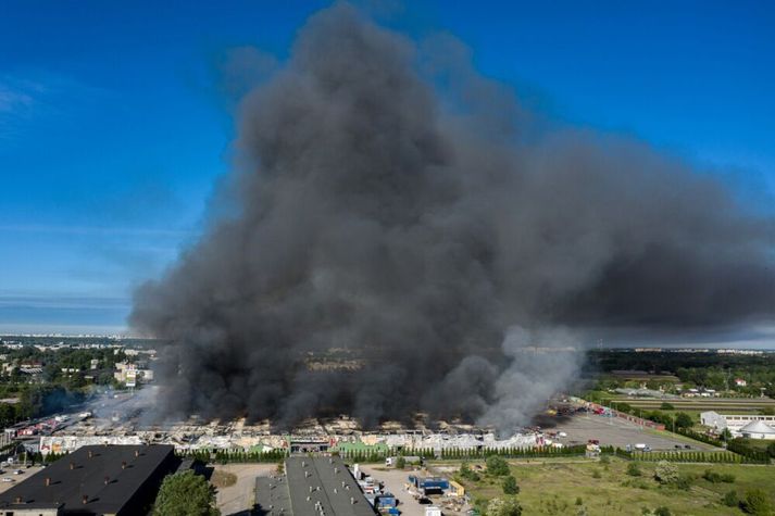 Mikill eldur kviknaði í Marywilska-verslunarmiðstöðinni í Varsjá 12. maí 2014. Aðeins þremur dögum áður kviknaði í IKEA-verslun í Litháen. Útsendarar rússnesku leyniþjónustunnar eru taldir hafa kveikt í báðum stöðum.