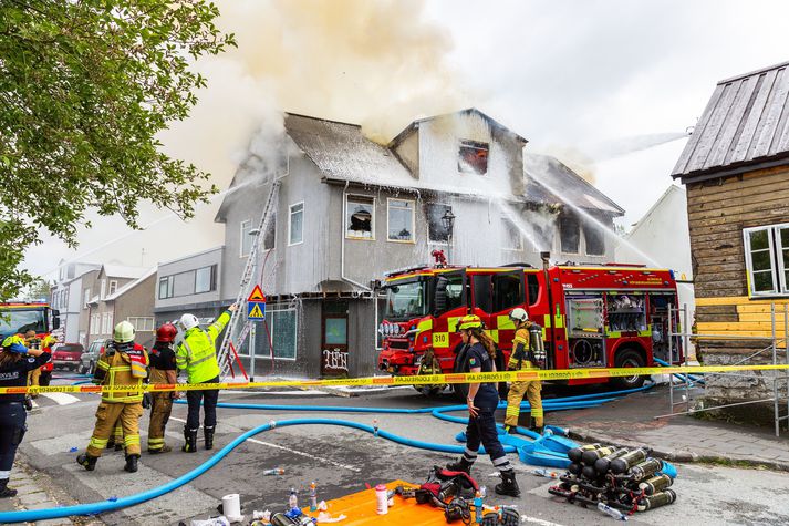 Eldur í húsi á horni Bræðra­borg­ar­stígs og Vest­ur­götu