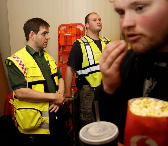 Það gerist ekki á hverjum degi að sjúkraliðar séu til taks á kvikmyndasýningu en það hefur komið fyrir á sýningu The Human Centipede að fólk hefur fallið í yfirlið.