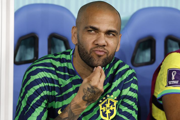 Dani Alves á varamannabekknum hjá Brasilíu á HM í Katar í desember 2022.