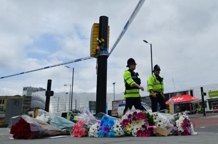 Lögregluþjónar stóðu vaktina í Manchester í gær.