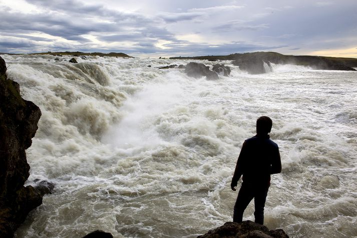 Urriðafoss í Þjórsá. Áhrif stíflugerðar vatnsaflsvirkjana, byggingar varnargarða, hafna og þverana fjarða á eftir að meta. Ísland metur nú vatnsgæði sín í fyrsta skipti með sömu aðferðum og aðrir Evrópubúar. Sjá vatn.is.