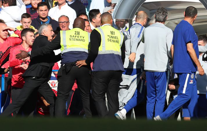 Öryggisverðir þurftu að grípa inn í á hliðarlínunni á Stamford Bridge