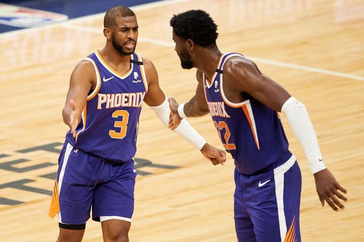 Chris Paul hefur gerbreytt hinu unga liði Phoenix Suns en hér fagnar hann með Deandre Ayton.