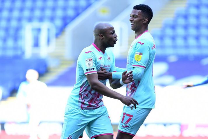 Mark André Ayew reyndist dýrmætt. Swansea mun ásamt Barnsley, Bournemouth og Brentford keppa um eitt laust sæti í ensku úrvalsdeildinni að ári.