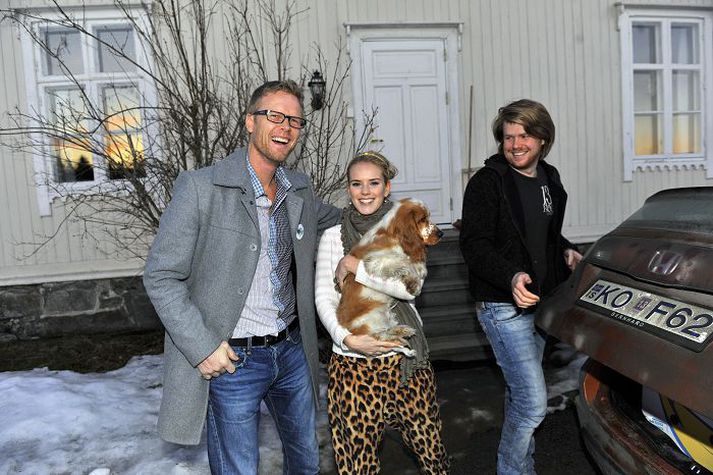 Jóhanna Guðrún, Davíð Guðbrandsson og hundurinn Bjartur þegar Dag Arnesen tók á móti þeim í Kongsvinger. mynd/helene ness