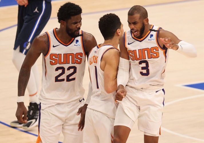 Devin Booker, Deandre Ayton og Chris Paul fagna eftir sigurkörfu Bookers gegn Dallas Mavericks.