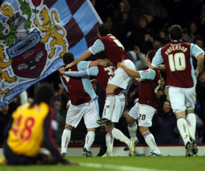 Leikmenn Burnley fagna fyrra marki sínu.