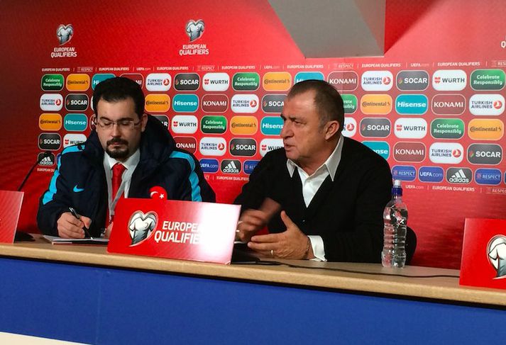 Fatih Terim (til hægri) á blaðamannafundinum eftir leikinn í kvöld.