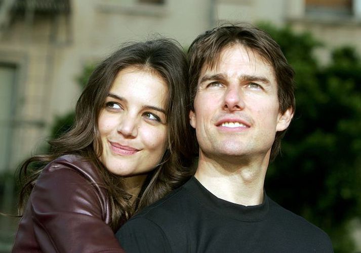 Cruise og Holmes Líkt og jörðin hafi gleypt hjónakornin eftir að Suri Cruise kom í heiminn. CNN greindi frá því fyrir helgi að Vanity Fair hefði fengið einkaréttinn á myndum af barninu.