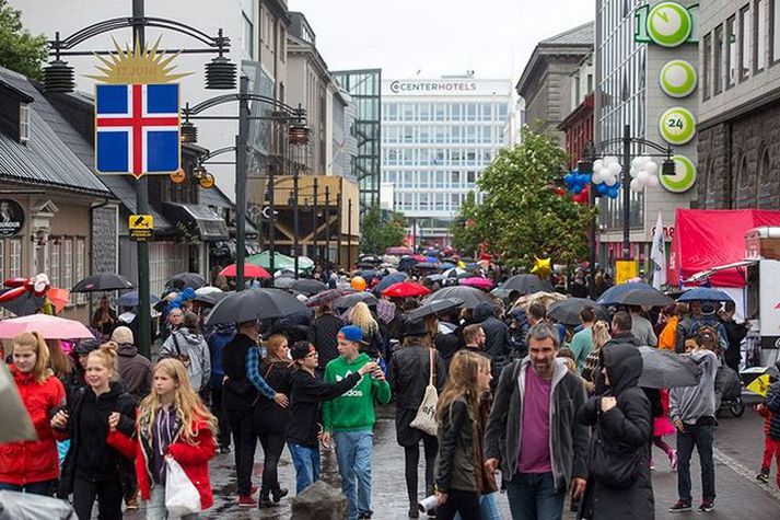 Frá rigningunni í miðbæ Reykjavíkur á 17. júní árið 2014.