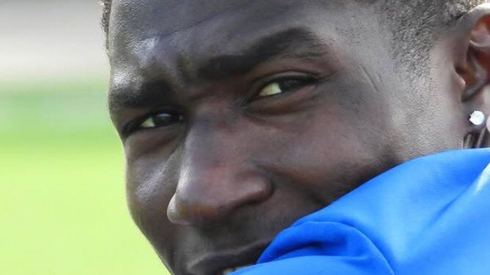 Fékk fyrirliðabandið og bauð upp á furðu­lega fimmu