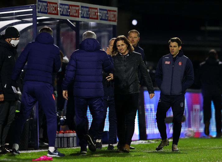 José Mourinho og Gareth Ainsworth þakka hvor öðrum fyrir leikinn.