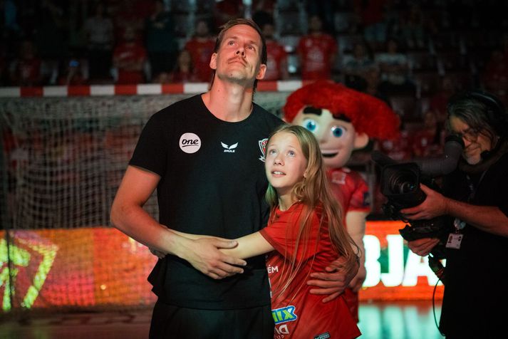 Bjarki Már horfir hér á kveðjumyndband með dóttur sinni.