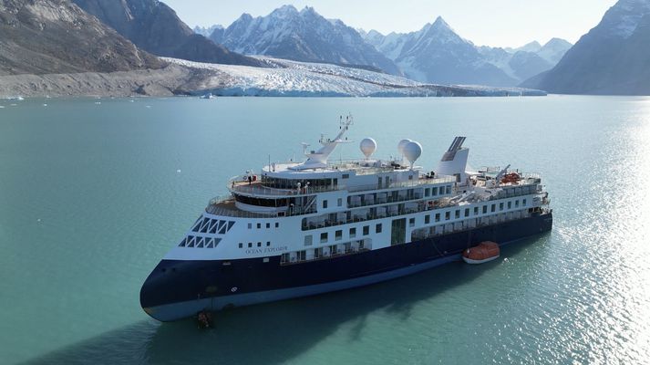 Ocean Explorer var smíðað árið 2021 og er í eigu ástralska fyrirtækisins Aurora Expeditions. 