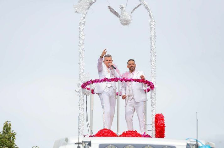 Páll og Edgar á toppnum á Pride hátíðinni í Reykjavík í ágúst 2024. 