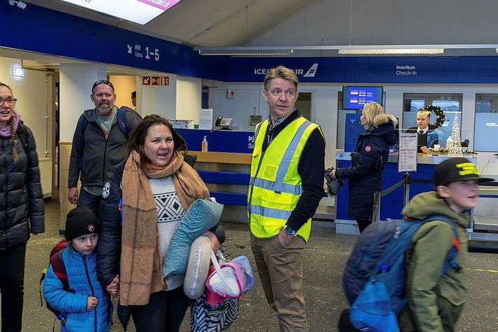 Bogi Nils forstjóri Icelandair ásamt ferðamönnum á Reykjavíkurflugvelli í vetur. Í sex vikur í október og nóvember getur fólk á leið til og frá landinu keypt sér flug á milli Akureyri og Keflavíkurflugvelli.