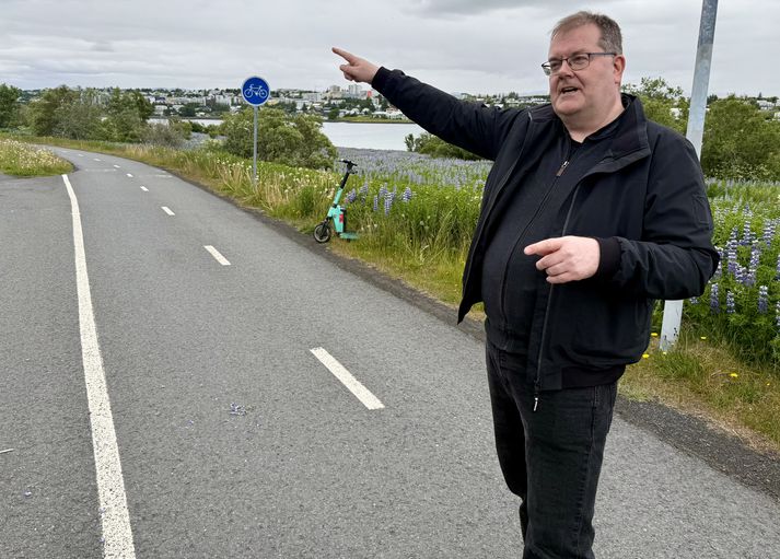 Erlendur Þorsteinsson formaður Landssambands hjólreiðamanna, vel lögð rafskúta fyrir bakvið hann. 