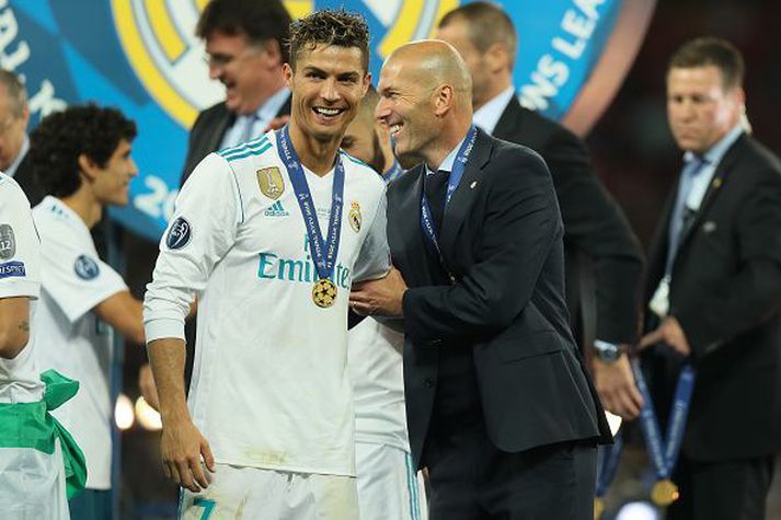 Zinedine Zidane og Cristiano Ronaldo fagna Evrópumeistaratitlinum með Real Madrid eftir sigurinn á Liverpool.