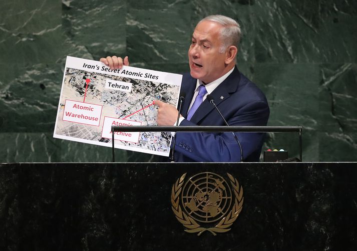 Benjamin Netanyahu, forsætisráðherra Ísrael, sýnir mynd af Tehran og bendir á það svæði sem hann telur kjarnorkuvopn vera geymd í leyni á fundi Sameinuðu þjóðanna.