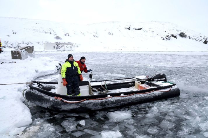 Viðbragðsaðilar á slöngubát á Þingvallavatni í morgun.