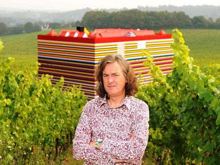 James May fyrir framan Legóhúsið sitt.
