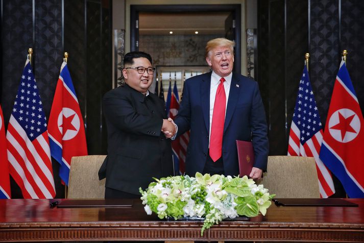 Kim Jong Un, leiðtogi Norður-Kóreu (t.h.) og Donald Trump Bandaríkjaforseti á leiðtogafundi þeirra í Singapúr fyrr á árinu.