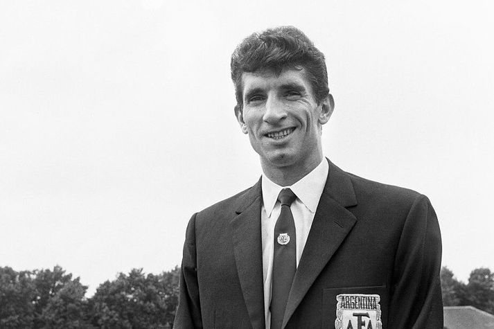 Antonio Rattin var fyrirliði Argentínu á HM 1966. Frægt atvik tengt honum varð til þess að gul og rauð spjöld urðu til.