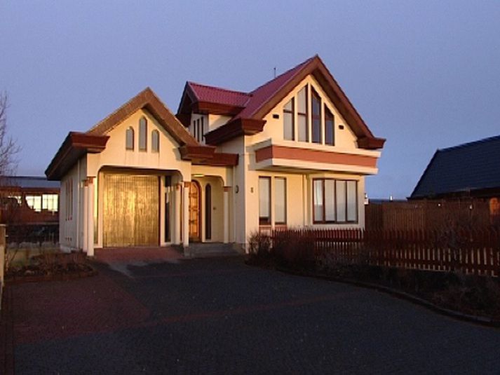 Deilt var um hús bæjarstjóra Grindavíkur síðasta sumar. Þá sprakk bæjarstjórnin.