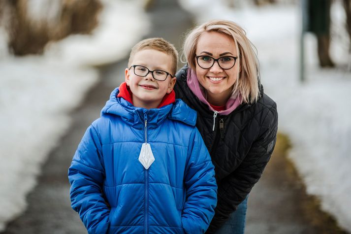 Lára Kristín Jónsdóttir og sonur hennar Úlfar Hólmgeirsson sem þarf á sterkum gleraugum að halda til að lifa eðlilegu lífi. 