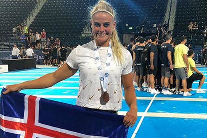 Ragnheiður Sara Sigmundsdóttir með íslenska fánann eftir mótið í Dúbaí.