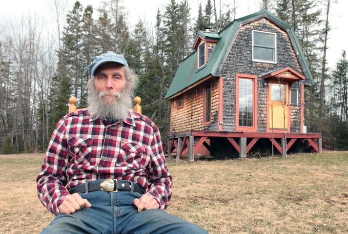 Þrátt fyrir að vera orðinn milljónamæringur býr Burt, stofnandi Burt's Bees, enn í kofa úti í skógi í Main.