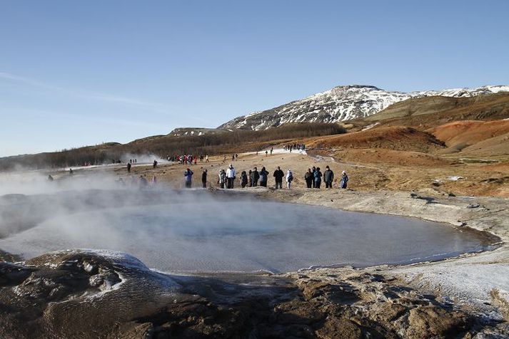 Um 400 þúsund ferðamenn skoða svæðið við Geysi, Strokk og aðra hveri á Geysissvæðinu í Haukadal árlega samkvæmt greinargerð landeigenda í lögbannsmáli sem ríkið hefur höfðað.
