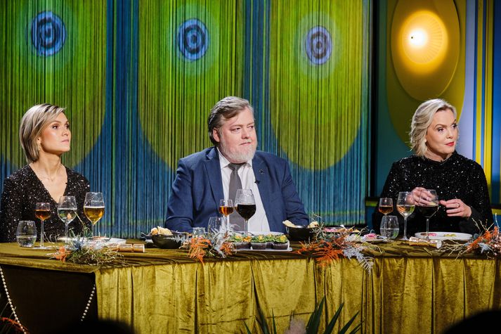 Kristrún Frostadóttir, formaður Samfylkingar, Sigmundur Davíð Gunnlaugsson, formaður Miðflokks og Guðrún Hafsteinsdóttir, formaður Sjálfstæðisflokksins á góðri stund í Kryddsíld. Samfylking og Sjálfstæðisflokkur bæta við sig í nýrri könnun Maskínu en Miðflokkur dalar aftur á móti.