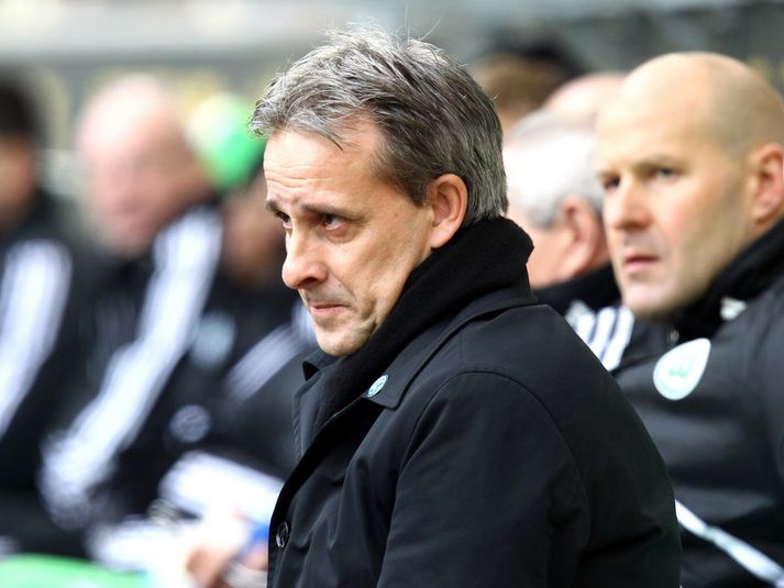 Pierre Littbarski fylgist með leiknum í dag.