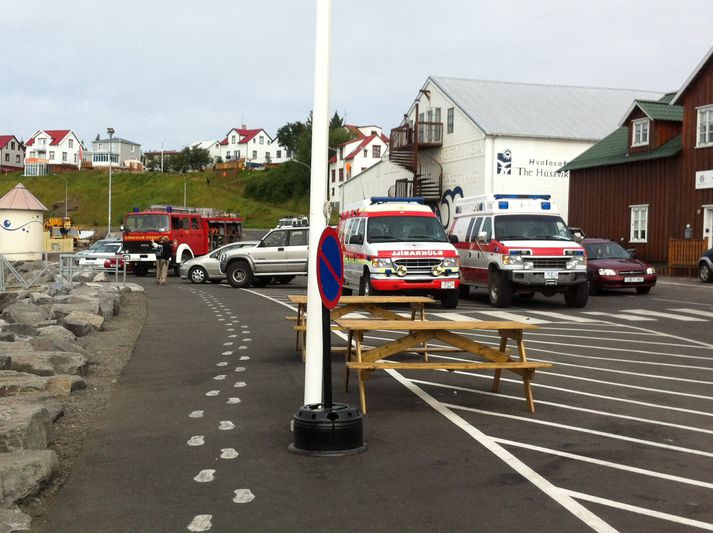 Sjúkrabílar biðu á bakkanum á Húsavík.