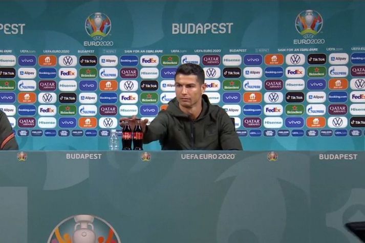 Ronaldo er hér í þann mund að fara að færa kókið, sem hann er ekki hrifinn af.