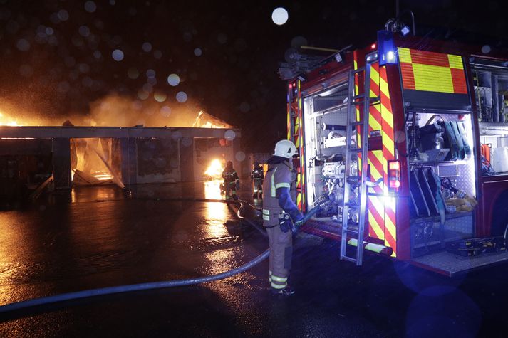 Slökkviliðsmenn að störfum við Hvaleyrarbraut