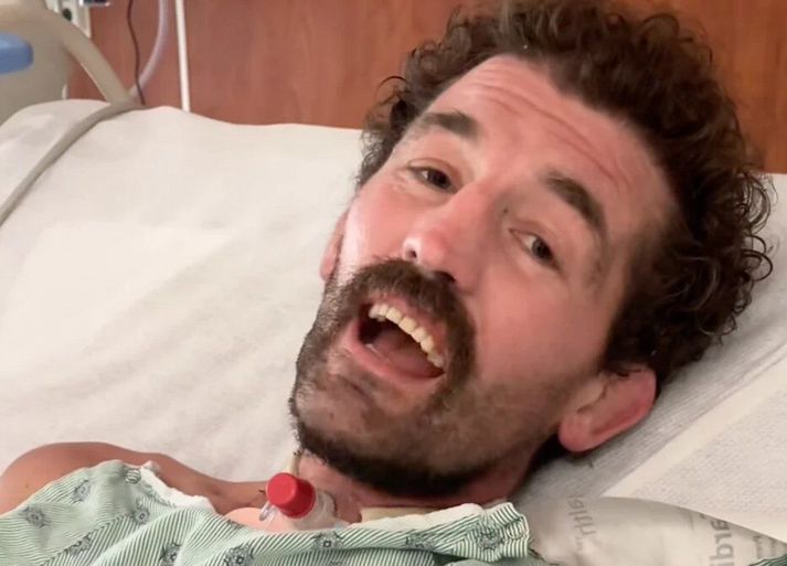 Ben Askren sést hér í sjúkrarúminu sínu en hann er sem betur fer að braggast eftir fimm skelfilegar vikur.