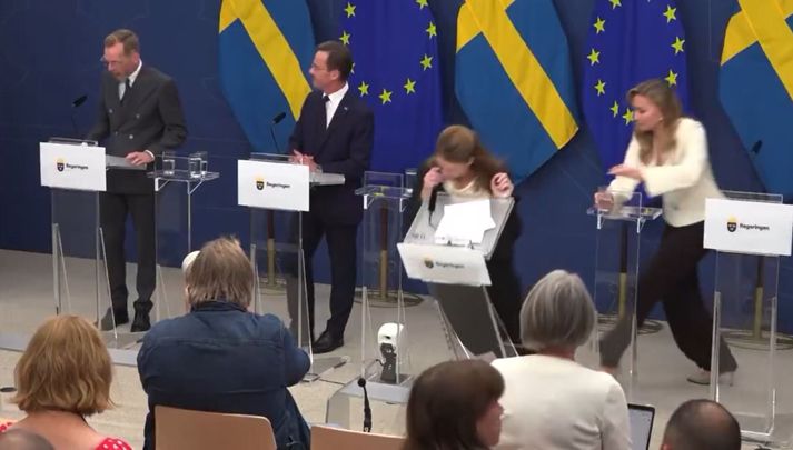 Ebba Busch var fljót að bregðast við þegar leið yfir Elisabet Lann.