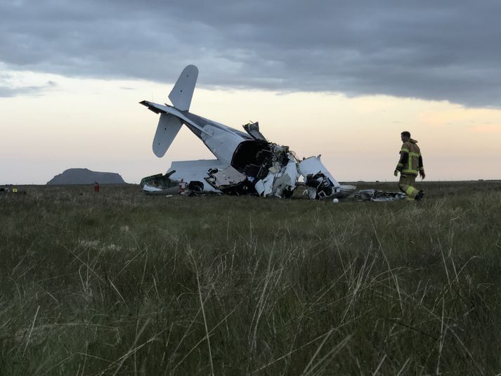 Frá vettvangi flugslyssins í Fljótshlíð. Eldur kom upp í vinstri væng flugvélarinnar þegar hún skall til jarðar.