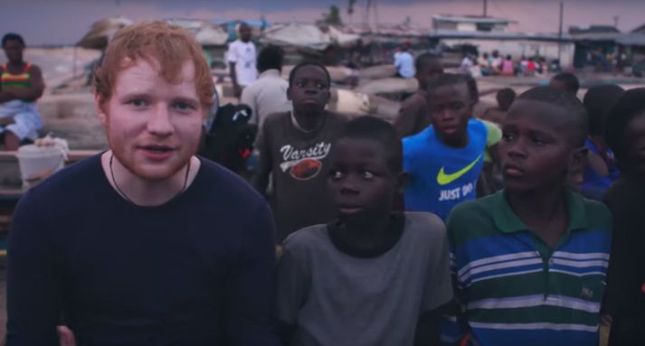 Söngvarinn Ed Sheeran sést hér ásamt götustrákum í Afríkuríkinu Líberíu. Herferðin, sem vekja á athygli á fátækt í landinu, hefur verið harðlega gagnrýnd.