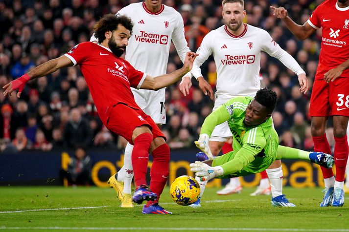 Andre Onana ver hér frá Mohamed Salah í leik Manchester United á móti Liverpool í desember síðastliðnum.