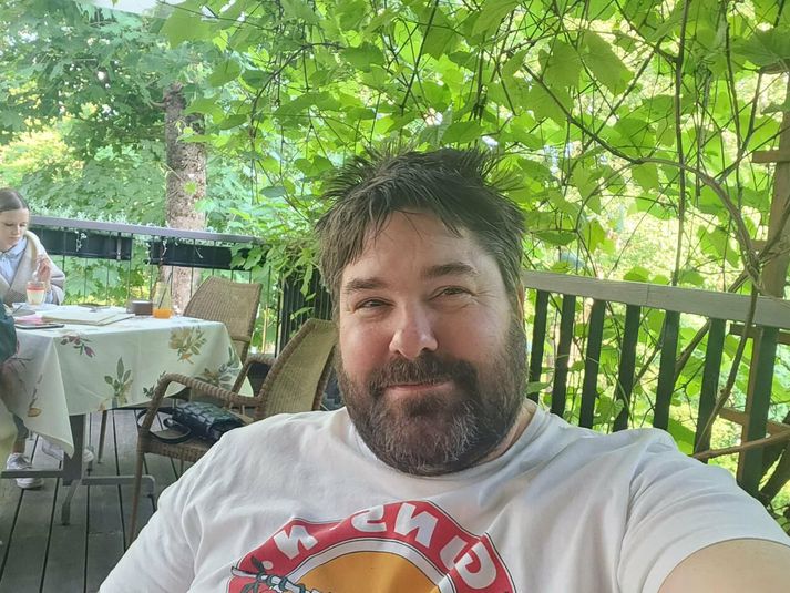 Kjartan Guðmundsson liggur þungt haldinn á spítala í Suður-Afríku eftir bílslys. Aðstandendur hans vilja standa við bakið á honum og hafa hafið söfnun til að standa undir ýmsum kostnaði.