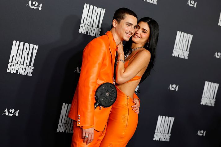 Ástin blómstrar hjá Timothée Chalamet og Kylie Jenner sem klæddu sig í stíl fyrir forsýningu Marty Supreme. 