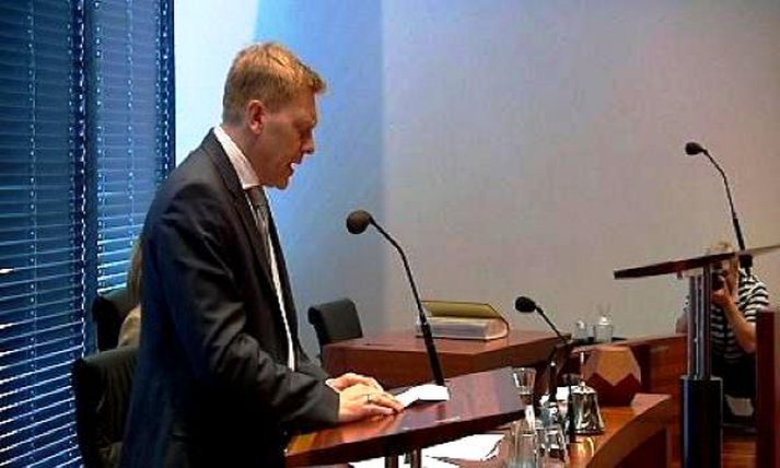 Jón Gnarr er núna á borgarstjórnarfundi.