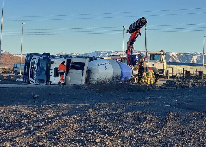 Engin steypa hafði lekið úr bílnum um klukkan hálf sjö.