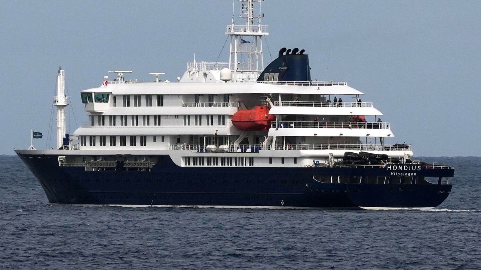Kort­leggja ferðir tuga sem fóru frá borði eftir að sá fyrsti dó