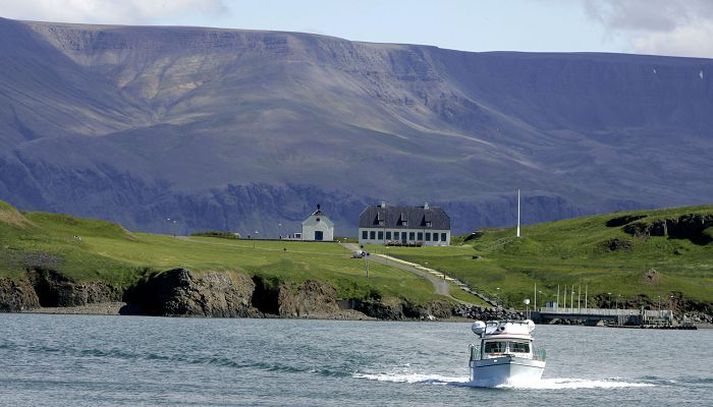 Sirkustjaldið var reist á grasbalanum vinstra megin við Viðeyjarstofu eins og sjá má á myndinni hér að neðan sem Sirkus Íslands birti í dag.